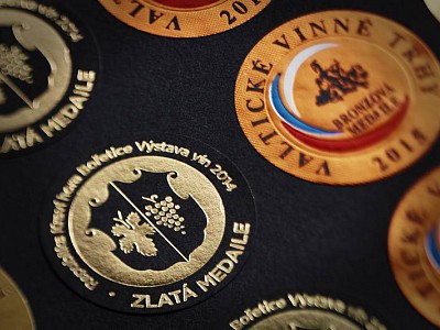 Medaile kulaté nebo atypického tvaru. Používají se pro vítěze vinařských soutěží nebo pro vyzdvihnutí exkluzivního vína.
